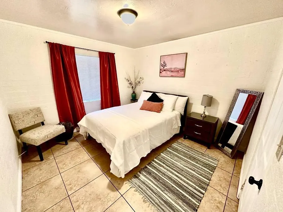 Holiday home *Free Parking Near Strip Cozy 2Br Home Side: A Las Vegas